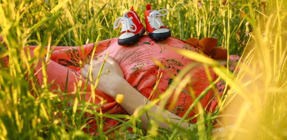 V nosečnosti se ženska sreča s številnimi vražami. Vendar je treba ohraniti zdrav razum.