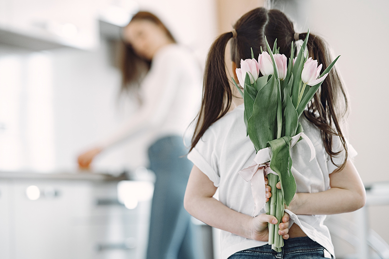 Deklica s tulipani