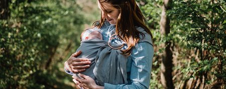 Vodič za nošenje dojenčka: Prednosti, nasveti in kje začeti